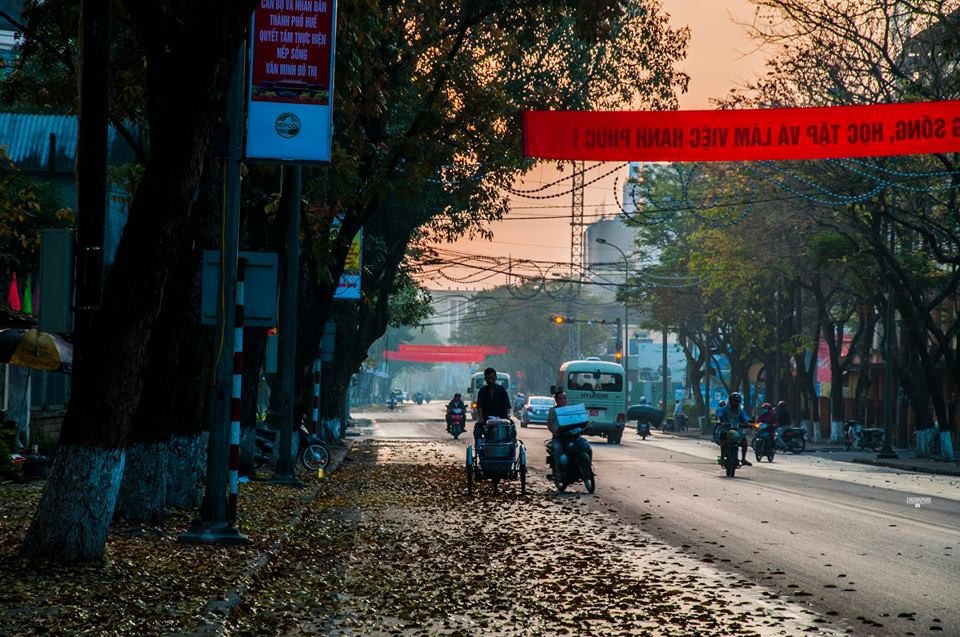 Nhịp sống bình dị của người dân bản địa khi du lịch Huế mùa thu