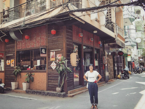 Phố Nhật Sài Gòn tọa lạc trên phố Lê Thánh Tôn, khu phố tập trung nhiều nhà hàng Nhật nhất Sài Gòn. Nơi này còn được gọi bằng cái tên “little Japan”.