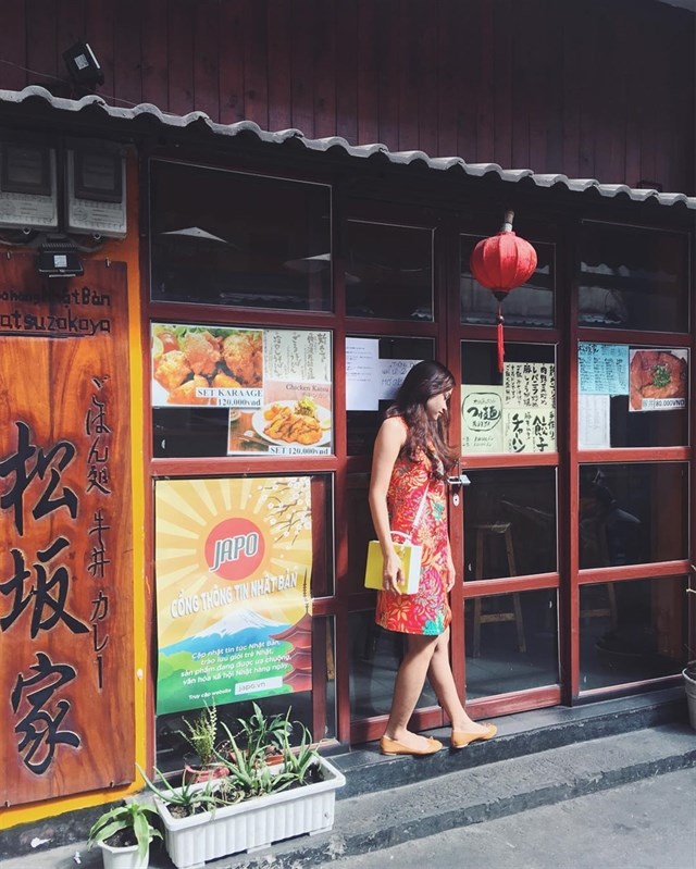 Không giống như sự ồn ào và náo nhiệt bên ngoài những con đường lớn Sài Gòn, tại đây bao trùm không gian trong những con hẻm là sự yên tĩnh và nhẹ nhàng đến lạ thường. Với những bản nhạc không lời của Nhật Bản cùng những cảnh trí xung quanh, du khách thực sự cảm nhận được một không gian văn hóa Nhật Bản tưởng chừng như xa xôi rồi giờ lại hiện hữu nơi đây. Ảnh:im_phuongle