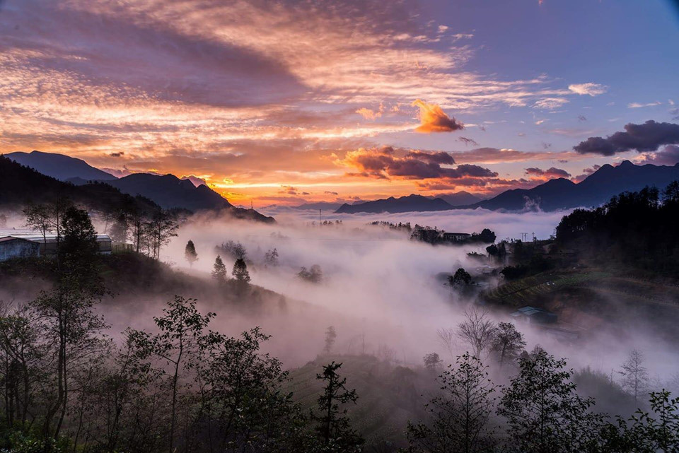 Ẩn hiện trong biển mây bồng bềnh, “thị trấn sương mù” Sa Pa luôn là cái tên nổi bật trong danh sách check-in của giới trẻ khi du lịch miền Bắc. Thiên nhiên hoang sơ, tươi đẹp, khí hậu trong lành, mát mẻ, nền văn hóa các dân tộc đa dạng, độc đáo. Tất cả hoàn hảo để biến Sa Pa trở thành một “thiên đường du lịch”, nơi thu hút lượng du khách đông đảo vào hầu hết thời điểm trong năm. Ảnh: Cat Cat Village.