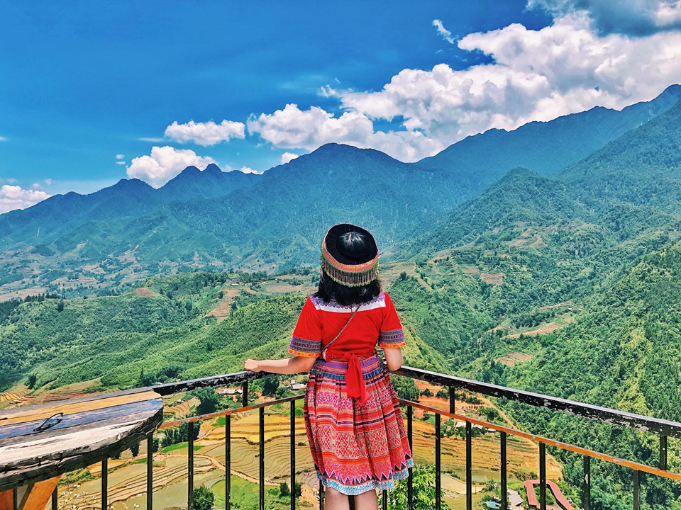 Ngoài ra, các quán café hay homestay ở Sa Pa thường có view rất đẹp nhìn ra quang cảnh núi rừng hùng vĩ. Du khách vừa nghỉ ngơi, thư giãn ở đây vừa có thể tranh thủ chụp hình “sống ảo”. Trong hình là góc nổi tiếng ở một quán café được giới trẻ truyền tai nhau. Ảnh: Châu Hoàng Bảo Ngọc.