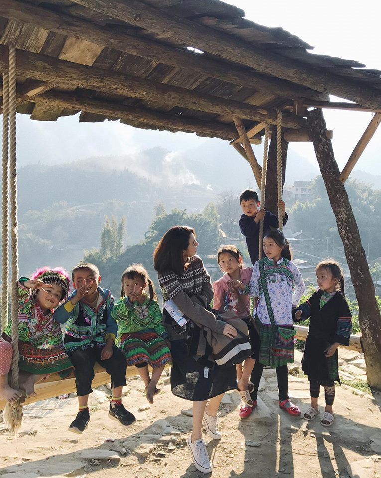 Hay những bức ảnh ngộ nghĩnh chụp cùng các em nhỏ vùng cao hồn nhiên, trong sáng và rất yêu quý khách du lịch. Ảnh: @lucy2kid, Phuong Nguyen.
