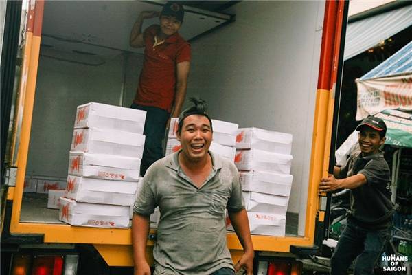 Người Sài Gòn khổ thì khổ nhưng vẫn hồn nhiên lắm, như cái cách những người đàn ông bốc vác này cười rạng rỡ vì nghĩ rằng: "Nhà báo đang chụp hình". (Ảnh: Humans of Saigon)
