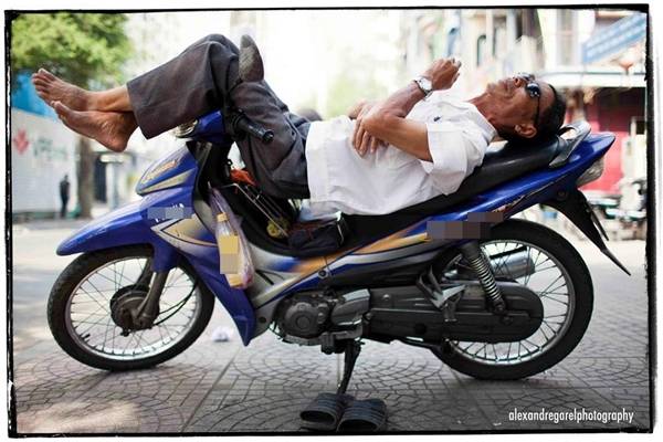 Giấc ngủ trưa tạm bợ giữa lòng Sài Gòn. (Ảnh: Alexandre Garel)