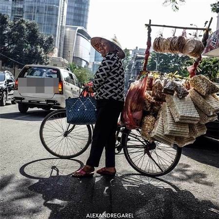 Đẹp sao cho bằng nụ cười rạng rỡ hơn cả nắng Sài Gòn của chị bán hàng rong này? (Ảnh: Alexandre Garel)