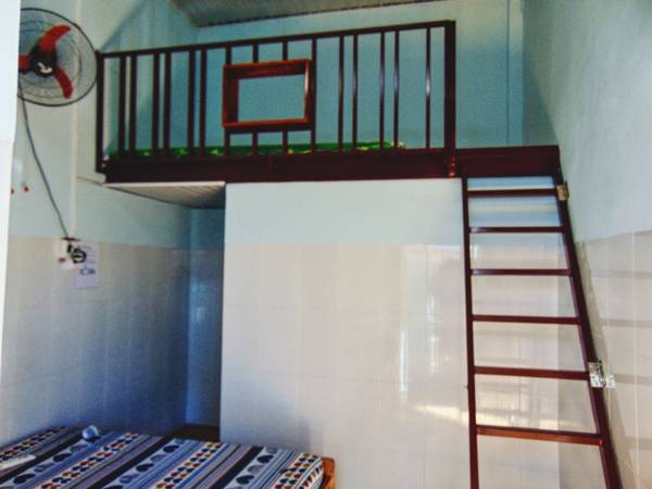 Một căn phòng thế này ở được 4 người với giá chỉ 200k.Phòng thiết kế cực đơn giản nhưng rất sạch sẽ với gam màu trắng.