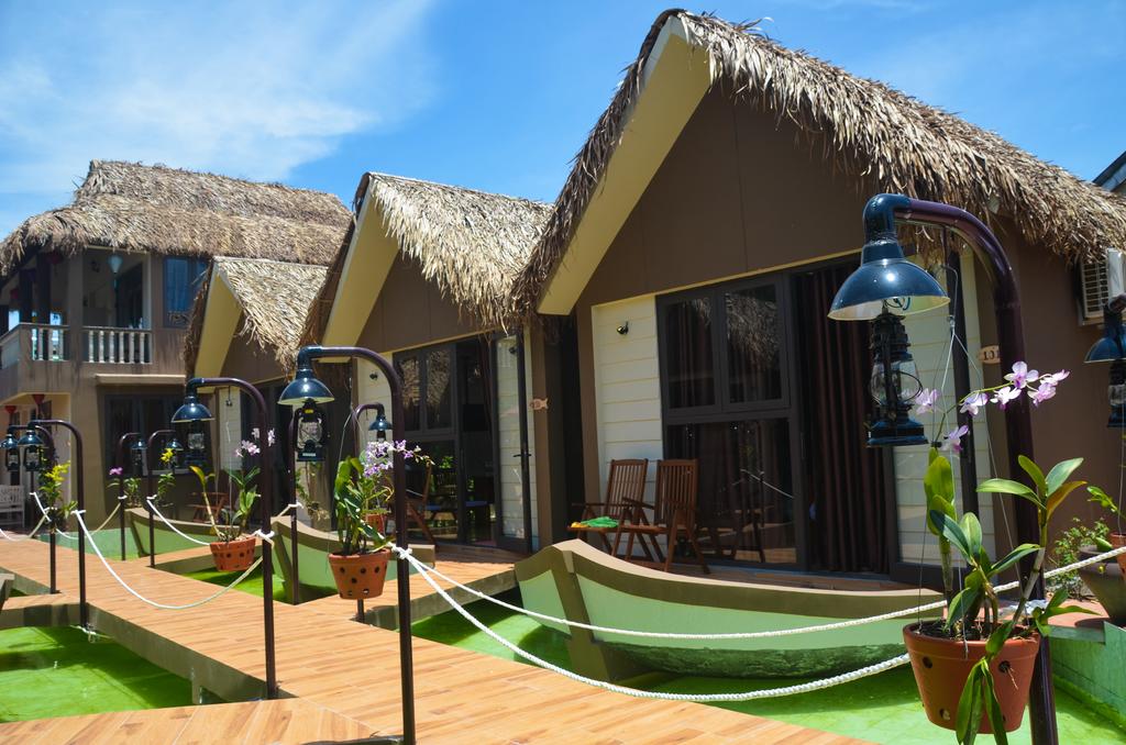 Coco River Bungalows view sông nước