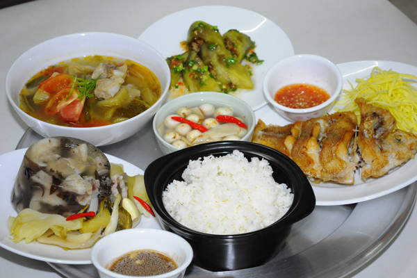 Cơm Bắc tự chọn với các món ăn miền Bắc