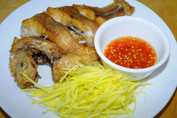 Cá chiên ăn kèm xoài trong cơm Bắc tự chọn