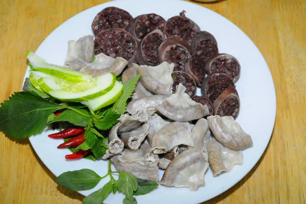 Lòng lợn luộc món ăn trong cơm Bắc tự chọn