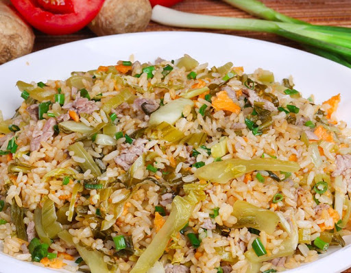 Sơ chế nguyên liệu cho cơm chiên dưa bò