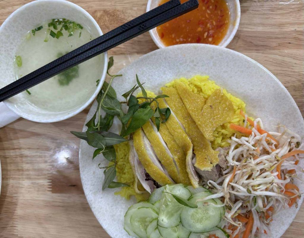 Khám phá cơm gà ba miền tại Phú Yên với hạt cơm thơm mùi tỏi đặc trưng