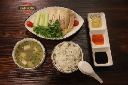 com-ga-hai-nam-tren-pho-lo-duc-ivivu-1