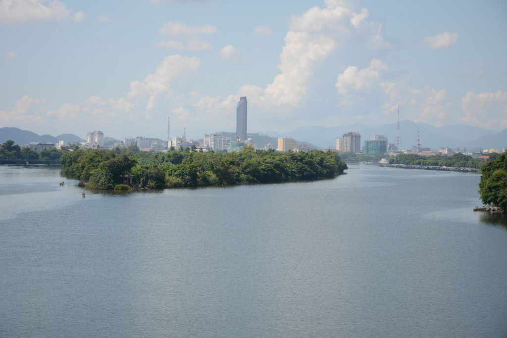 Cồn Hến nhìn từ phía hạ lưu sông Hương