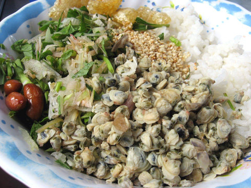 Bún hến là biến tấu của cơm hến Huế