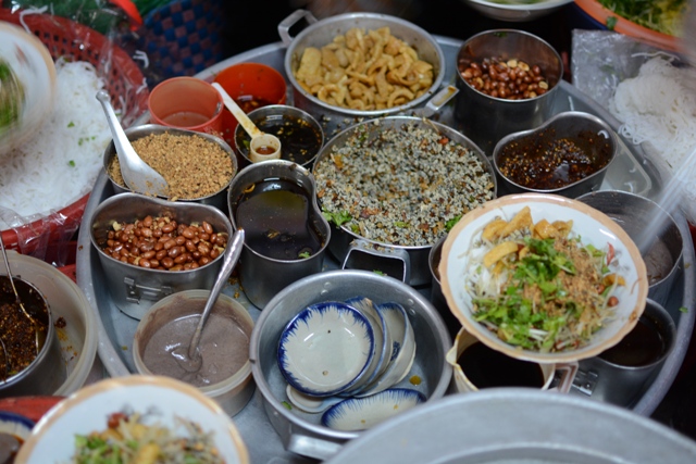 Gánh cơm hến Huế truyền thống