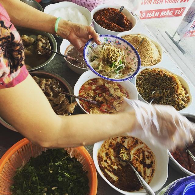 Tô cơm hến Huế đầy đủ topping