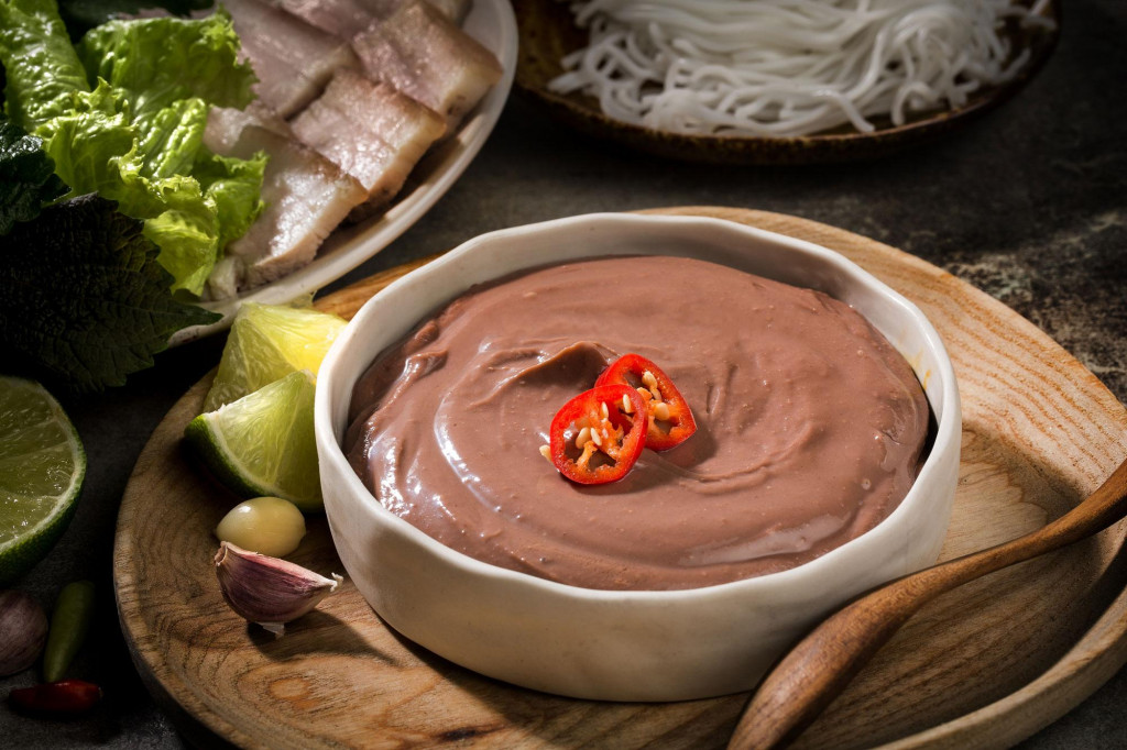 Mắm ruốc không thể thiếu trong cơm hến Huế