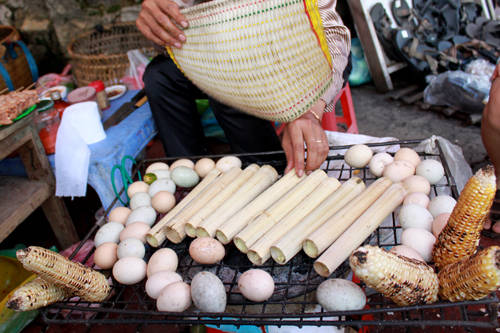 Cơm lam nếp nương và các món nướng khác được bán nhiều ở các điểm du lịch phía bắc