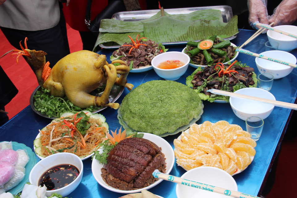 Bàn cúng cơm mới lá gừng trong lễ hội. Ảnh: VOV Đông Bắc.