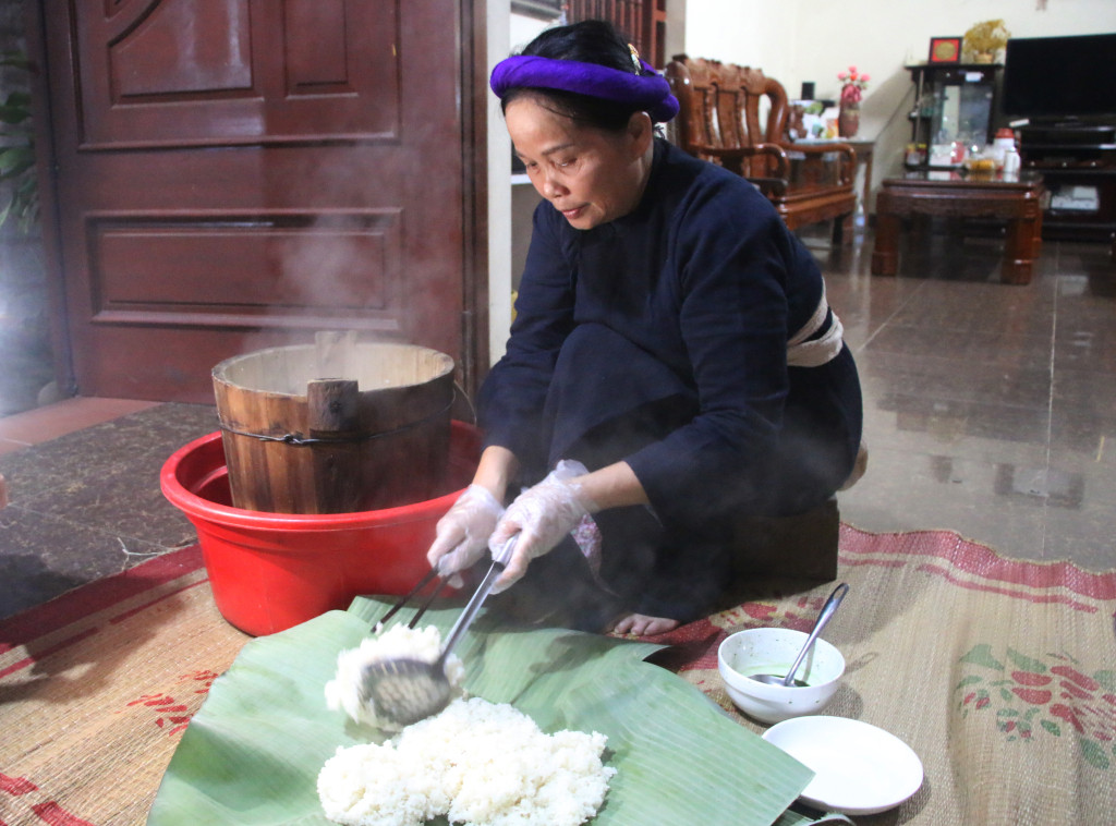 Đơm xôi nguội trước khi trộn với lá gừng. Ảnh: Báo Quảng Ninh.