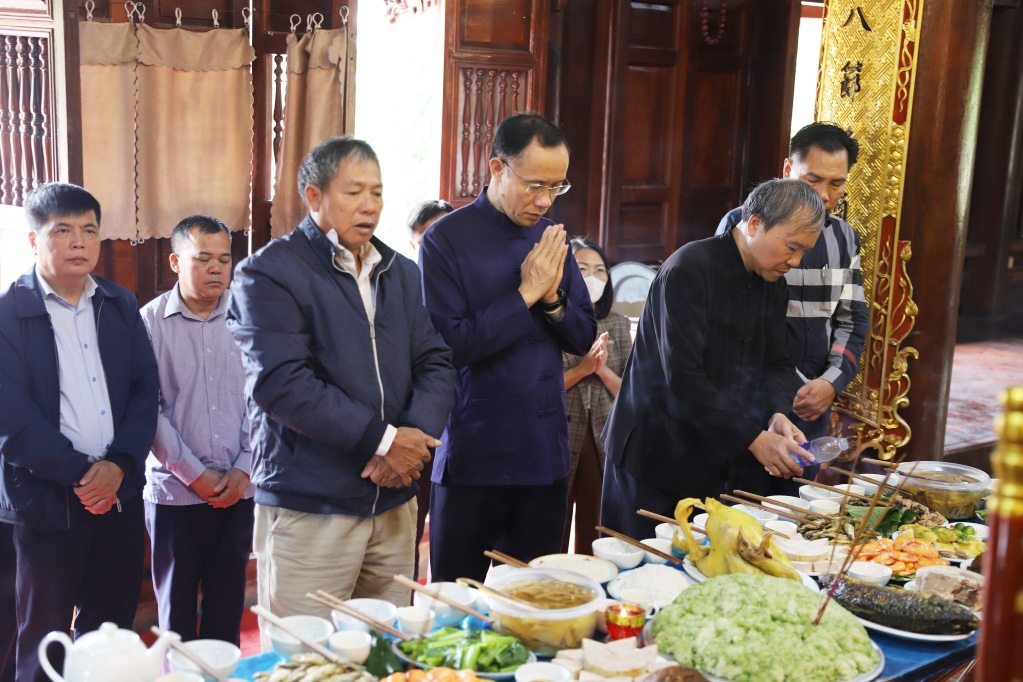 Nghi lễ cúng cơm mới lá gừng ở đình. Ảnh: Báo dân tộc.