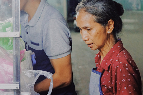 Cơm tấm bà Ròm - Vợ chồng chủ quán dậy từ sớm đi chợ để sẵn sàng phục vụ khách lúc 7h30