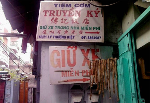 Con hẻm nhỏ nơi bán cơm Tàu Sài Gòn