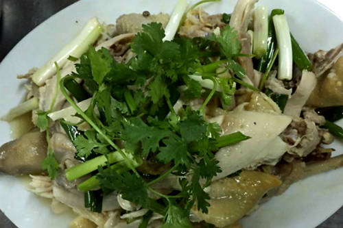 Món gà hấp muối "thần thánh" mà gần như thực khách nào vào quán cũng gọi. Ảnh: Foody