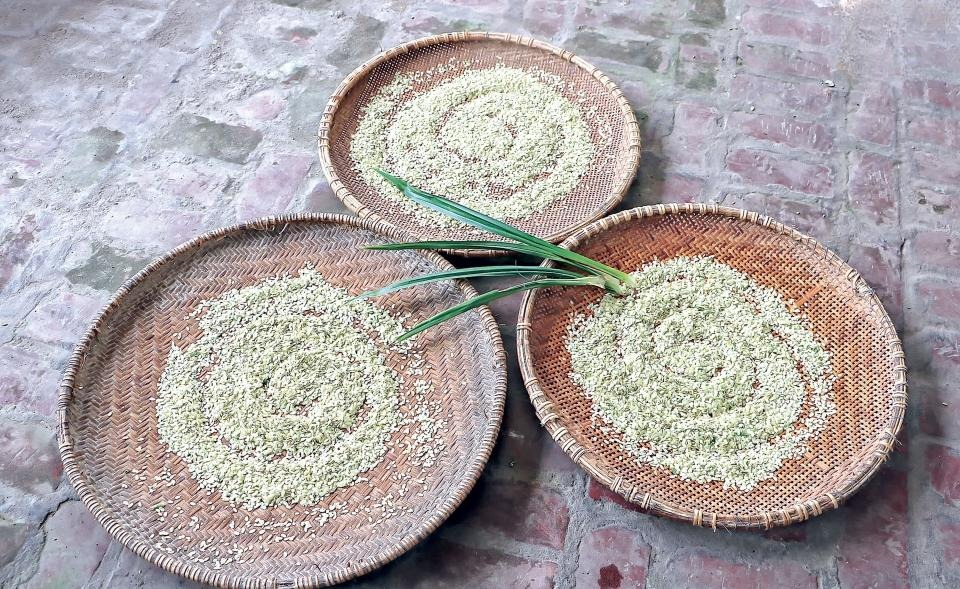 Cốm Thanh Hương xanh tươi bên trái hồng chín