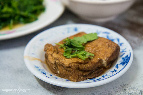 Món này thường ăn kèm với trứng kho mềm, rau xanh, cải muối chua và đậu phụ rán sốt nước tương.