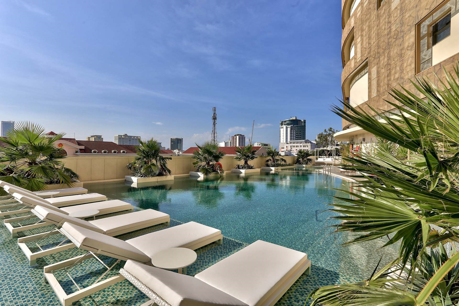 Hồ bơi tầng 4 tại khách sạn Hilton Đà Nẵng