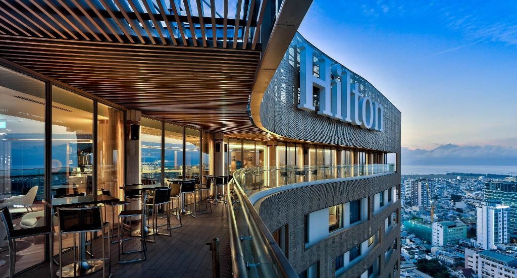 Nhà hàng The Sail tầng 28 khách sạn Hilton Đà Nẵng
