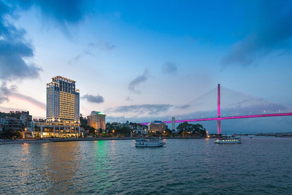 Khách sạn Wyndham Legend Halong nhìn ra vịnh Hạ Long