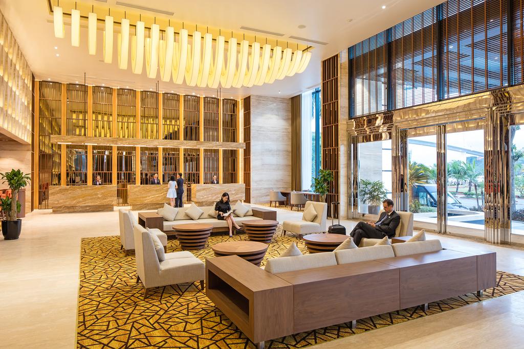 Hồ bơi và view biển tại Wyndham Legend Halong
