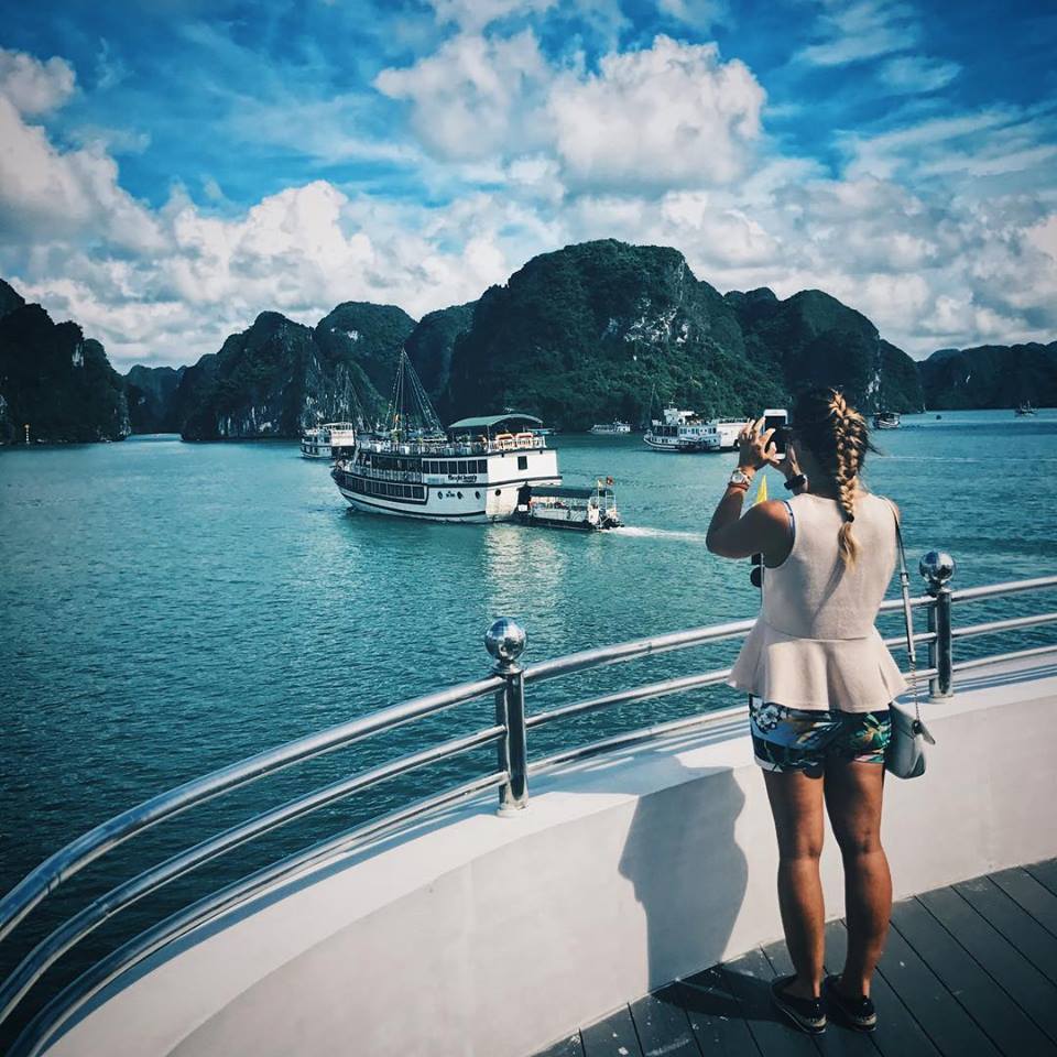 Hoàng hôn trên du thuyền La Vela Classic