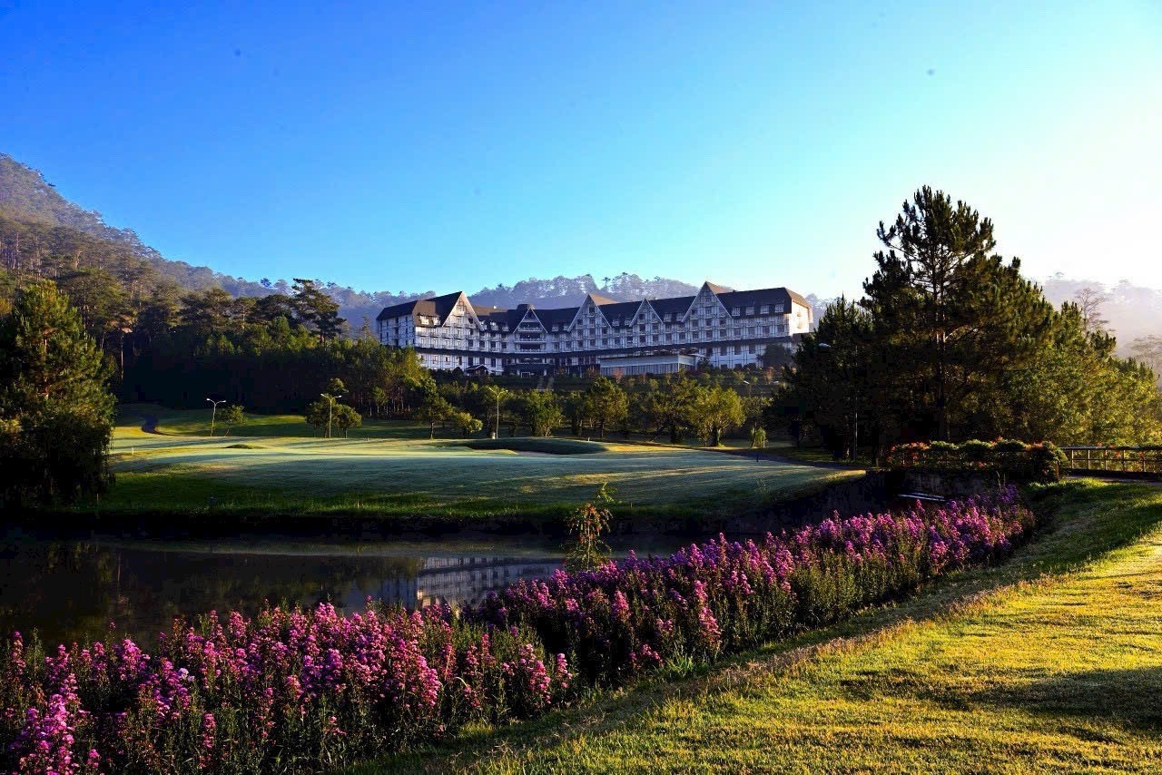 Tòa lâu đài Swiss-Belresort trong combo Đà Lạt xe giường nằm