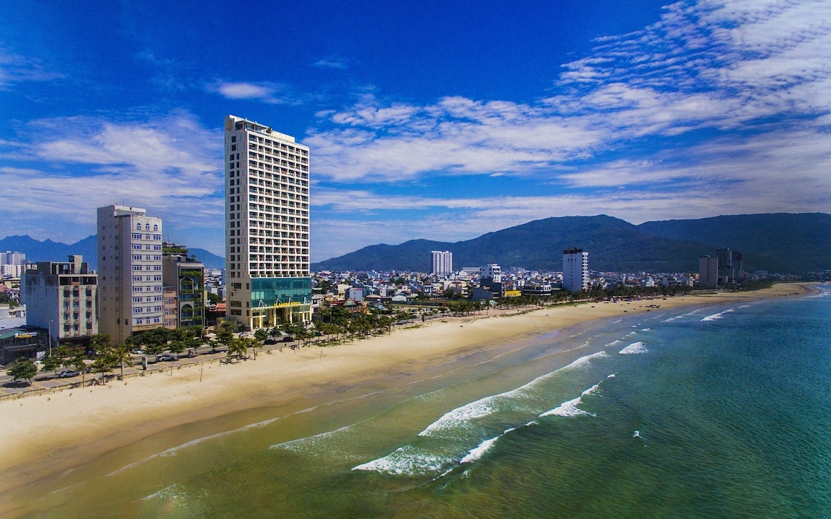 Khách sạn Le Sands Oceanfront view biển Mỹ Khê trong gói combo Đà Nẵng
