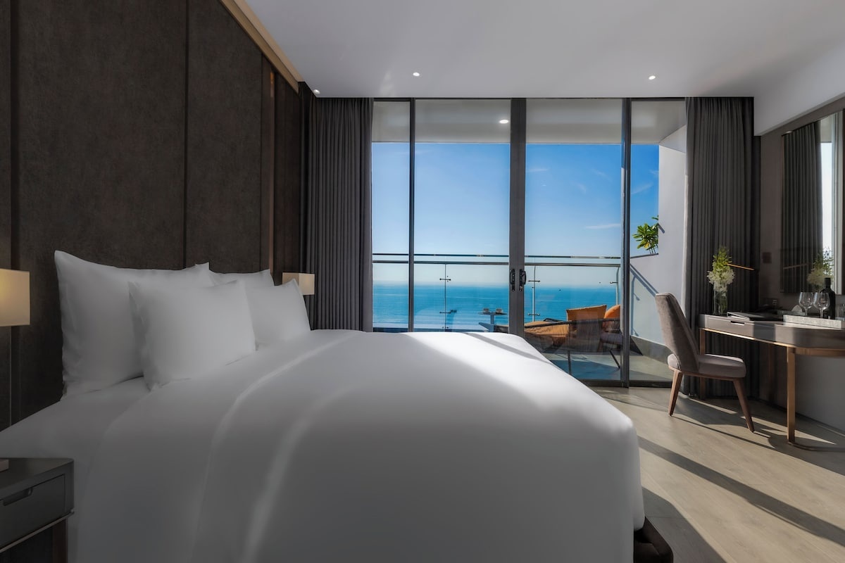 Phòng ngủ hướng biển tuyệt đẹp tại Le Sands Oceanfront Đà Nẵng