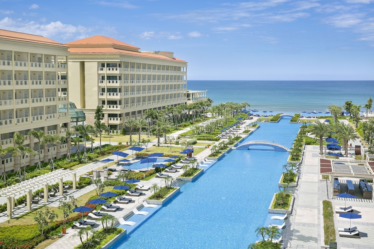 Khu nghỉ dưỡng Sheraton Grand Đà Nẵng bên bờ biển Non Nước