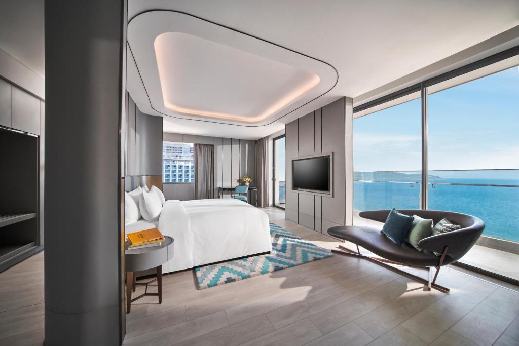 Phòng ngủ hiện đại view biển tại voco Ma Belle Đà Nẵng