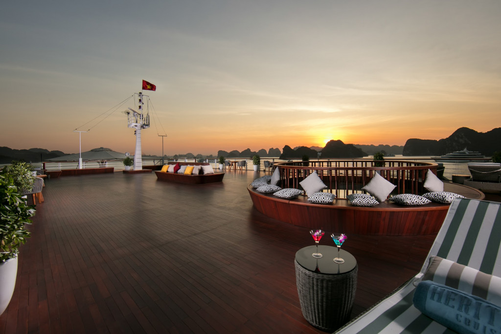 Boong tàu du thuyền Heritage Bình Chuẩn Cát Bà