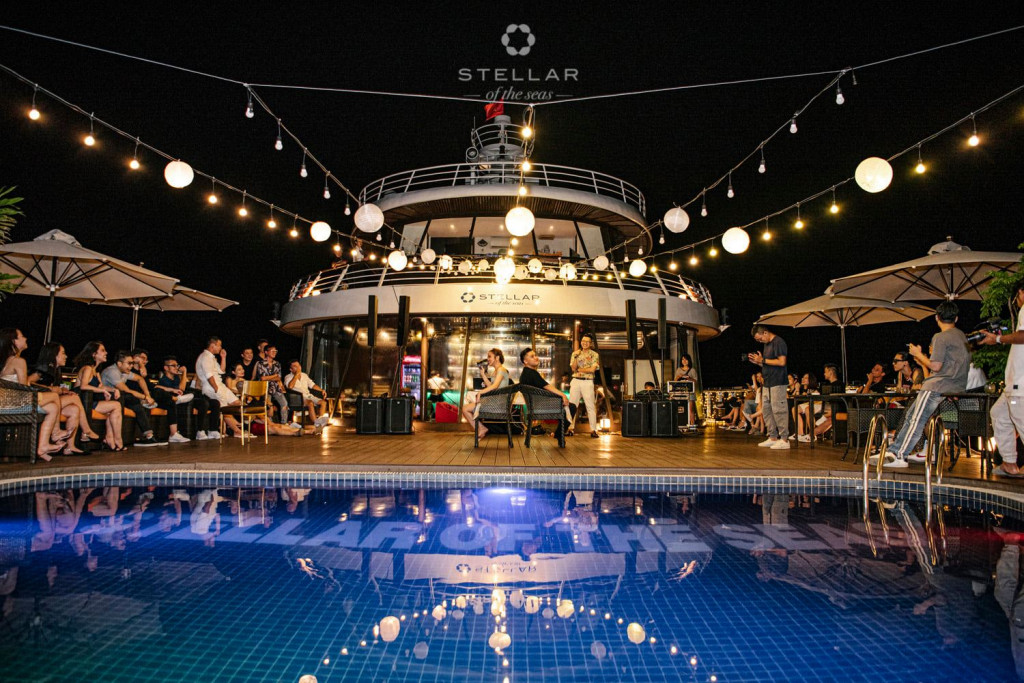 Hoạt động ca hát trên du thuyền Stellar Of The Seas