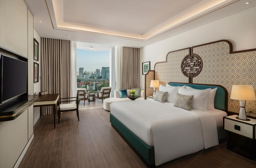 Phòng nghỉ Grand Royal Riverside Không gian phòng ngủ thoáng đãng hướng sông tại Grand Royal Riverside