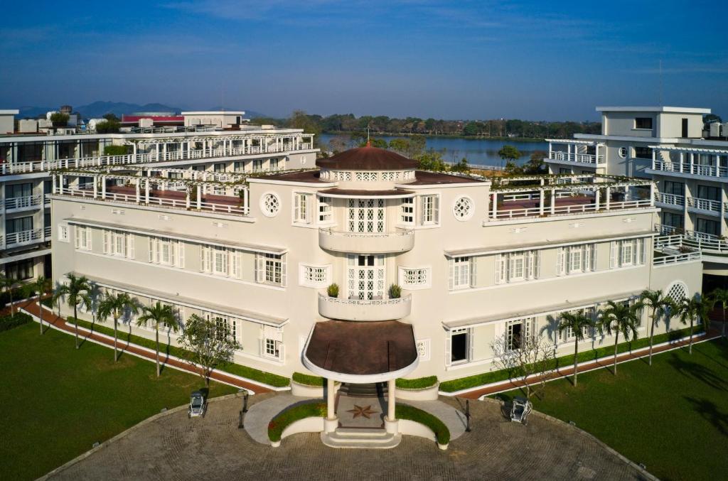 Khách sạn cổ điển Azerai La Residence Huế bên bờ sông Hương