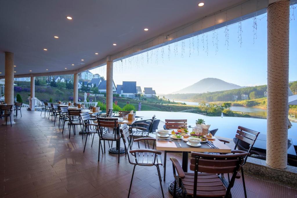 Không gian ăn uống nhìn ra bờ hồ thơ mộng tại Đà Lạt Wonder Resort