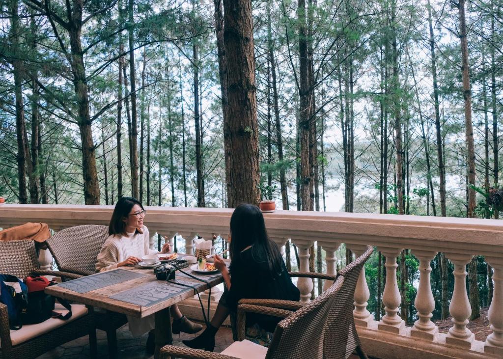 Du khách tận hưởng không gian thơ mộng của Edensee Lake Resort Đà Lạt
