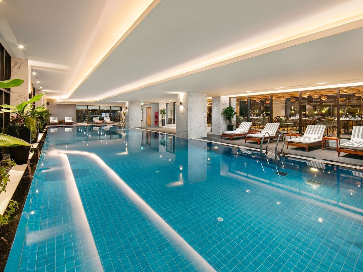 Hồ bơi trong nhà Movenpick Hà Nội
