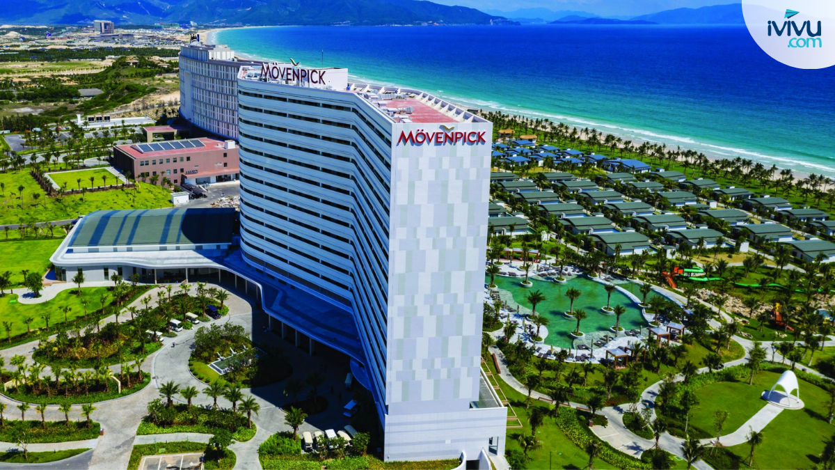 Toàn cảnh Mövenpick Resort Cam Ranh nhìn từ trên cao với vị trí sát biển Bãi Dài