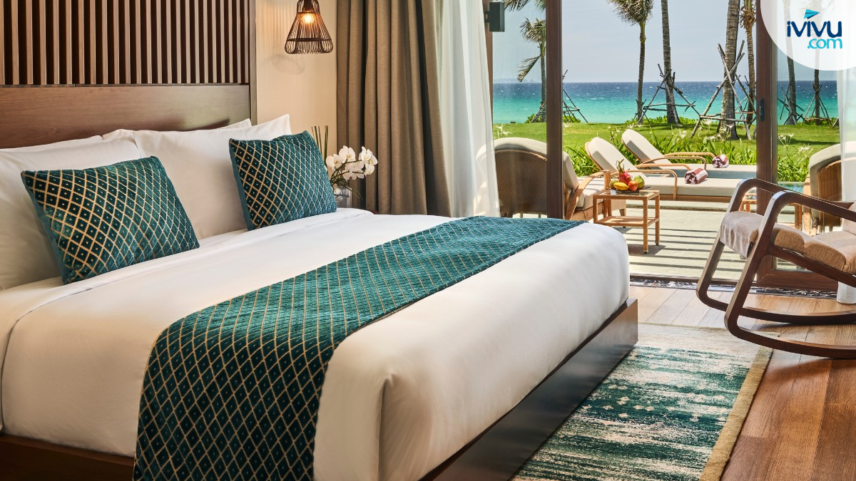 Phòng nghỉ hiện đại view biển tại Mövenpick Resort Cam Ranh